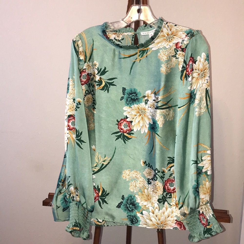 Violet +Claire floral blouse with ruffles size M